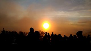 DETIK-DETIK MATAHARI TERBIT (SUNRISE) DI GUNUNG BROMO