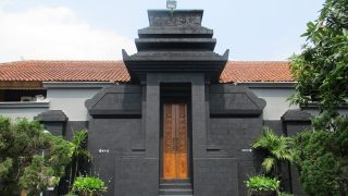 ANJUNGAN JAWA TIMUR TMII (TAMAN MINI INDONESIA INDAH)